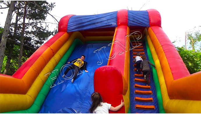 What are the benefits of playing with inflatable castles for children？